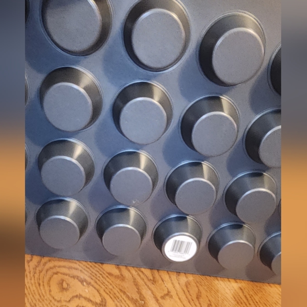 WILTON NWT BAKE IT BETTER  24 CUPCAKE MUFFIN PAN. 1 pan - Picture 6 of 7